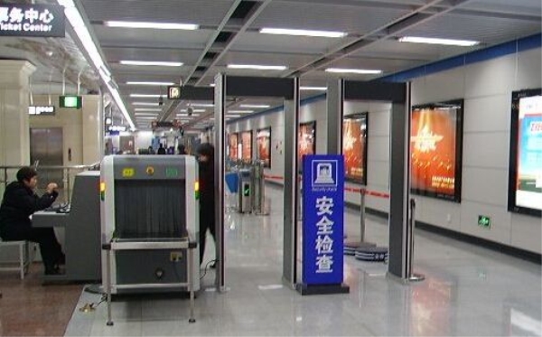 广州地铁安检升级，人物分过安检门